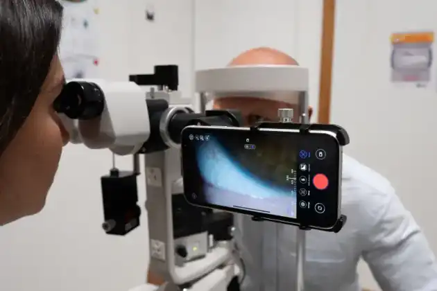 MicroREC attached to a slit lamp - slit lamp adapter