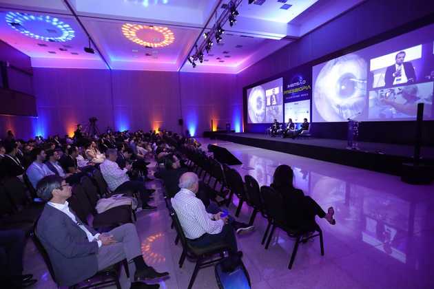 First simultaneously live surgery in ophthalmologist in Brazil